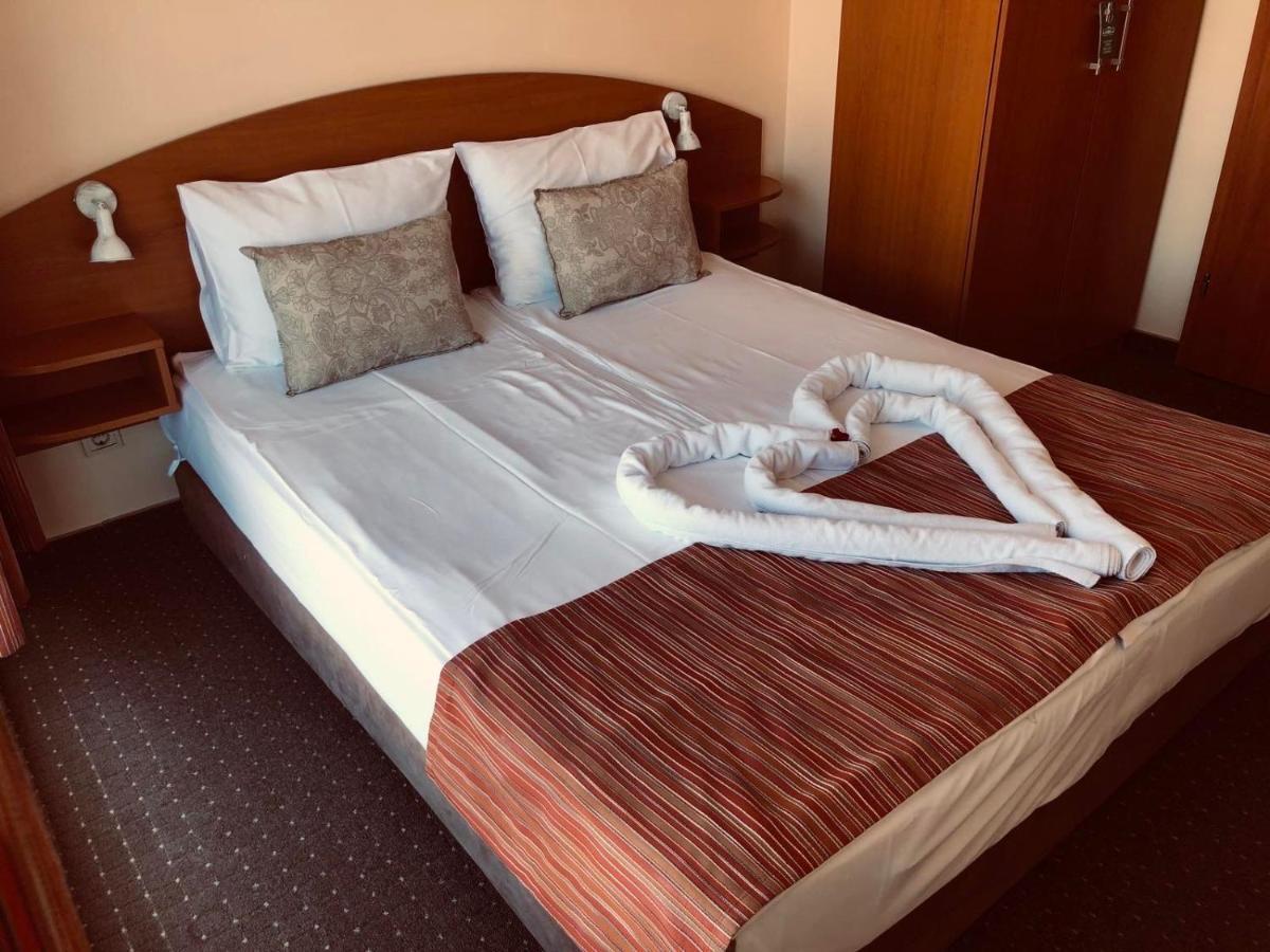 Family Hotel Deja Vu Равда Экстерьер фото