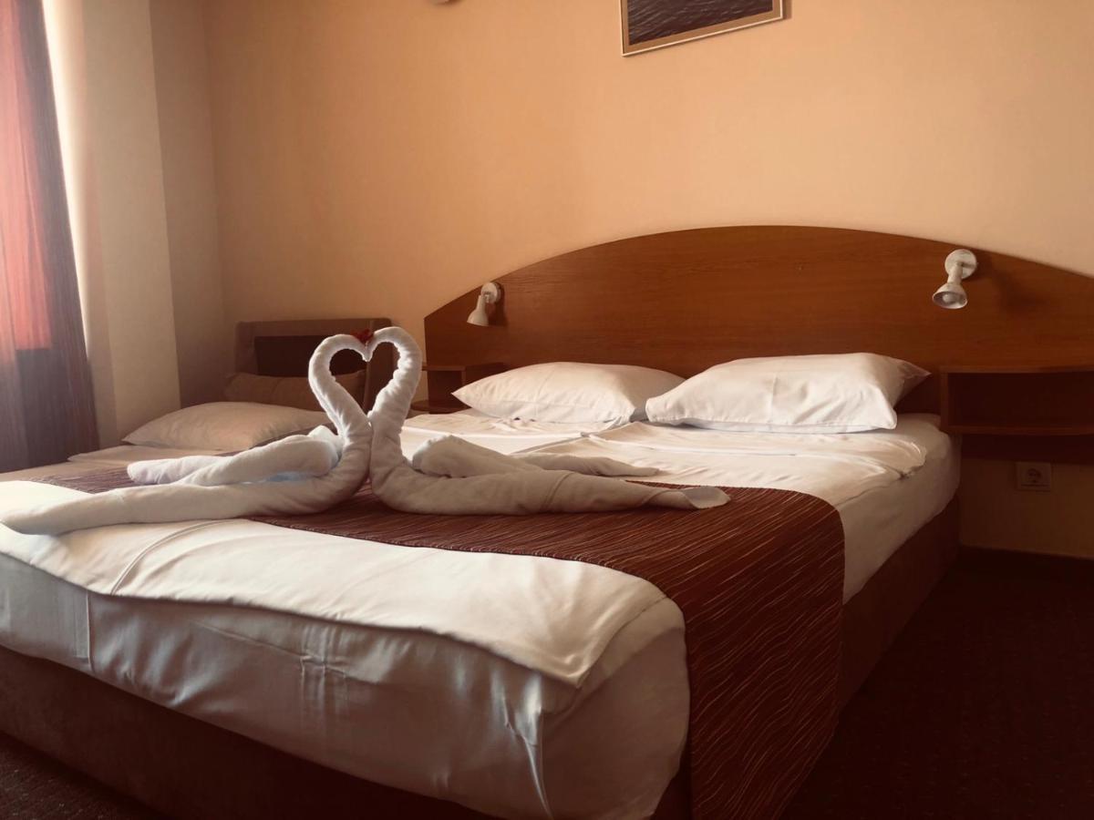 Family Hotel Deja Vu Равда Экстерьер фото